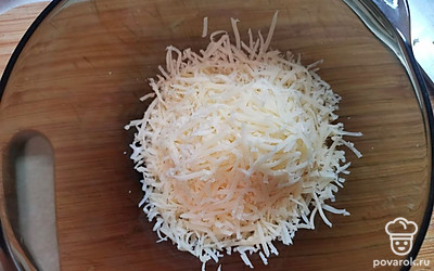 Сыр натрите на мелкой терке. 