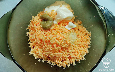 К сыру измельчите желтки, добавьте майонез и горчицу. Хорошо перемешайте. 