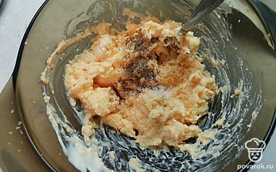 Посолите и поперчите по вкусу. Начинка готова. 