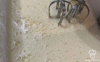 Взбиваем яйца с сахаром. Добавляем муку. Перемешиваем.