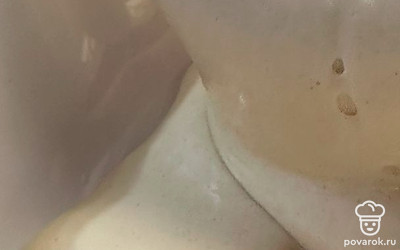 Тесто выкладываем в форму. Выпекаем пирог в разогретой до 180 градусов духовке 25 минут. Готовность пирога можно проверив зубочисткой, если сухая — значит, пирог готов.