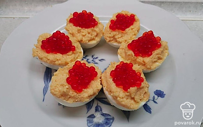 В углубление выложите по 0,5 чайной ложки икры. 