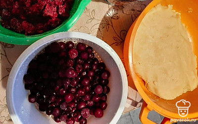 Подготовить ингредиенты: просеять муку, промыть вишню.