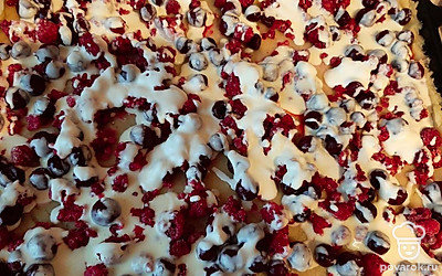 На раскатанное тесто выложить вишню. Посыпать сахаром и полить сметаной со сливками. Отправить в духовку, запекаться до готовности.