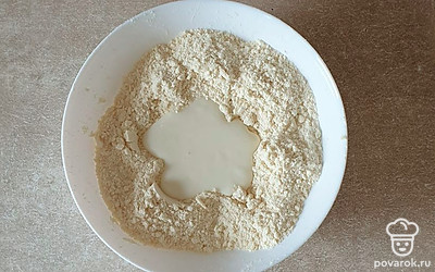 Руками разотрите все масло вместе с мукой, чтобы получилась мелкая крошка. К муке добавьте заранее подготовленную сметану с сахаром.