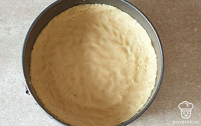 Начинайте замешивать тесто соединяя его в шар. Получившееся тесто разделите на две неравные части: одна побольше, другая поменьше. Меньшую часть положите в пакет и уберите в морозильную камеру на 30 минут. В форму для пирога выложите оставшуюся часть теста и руками распределите по дну, формируя небольшие бортики 1-1,5см. Уберите форму с тестом в морозилку.