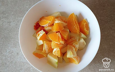 Яблоки и апельсины помойте. Яблоки почистите и нарежьте на кусочки. С апельсинов теркой снимите цедру. Сами апельсины почистите от кожуры и нарежьте на кусочки. 