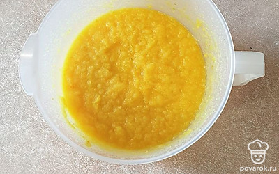 Апельсины, яблоки и цедру сложите в миску с высокими бортами и пробейте все погружным блендером до однородной массы. Добавьте оставшийся сахар (150 грамм) и крахмал, все хорошо перемешайте.