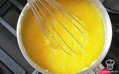 В сотейник с толстым дном выложите получившуюся смесь и уваривайте около 8 минут, постоянно помешивая. Масса загустеет и уйдет лишняя жидкость. Готовую начинку выложите в миску и остудите до комнатной температуры.