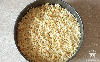 Достаньте из морозилки форму с тестом и кусочек теста в пакете. В форму с тестом вылейте фруктовую начинку. Возьмите маленький кусочек теста и натрите его на крупной терке прямо поверх начинки. В разогретую до 190 градусов духовку поставьте форму с пирогом и выпекайте 35-40 минут в режиме «верх-низ».