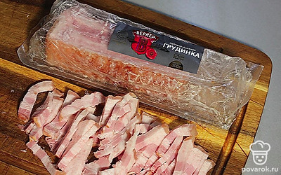 Грудинку нарежьте тонкими полосками.