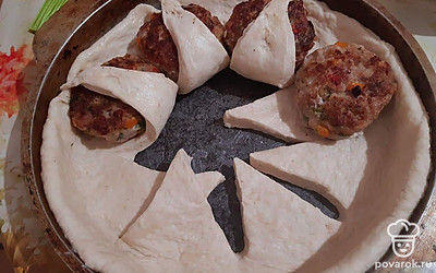 Выкладываем на ячейки котлеты.