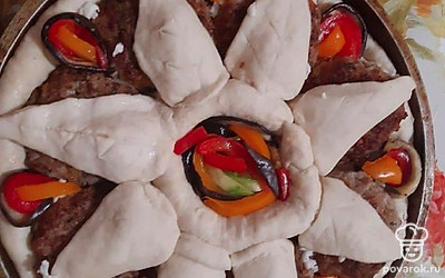 Нарезаем помидоры и раскладываем как на фото. Смазываем сверху взбитым яйцом. Отправляем в духовку при температуре 180 градусов на 30 минут.