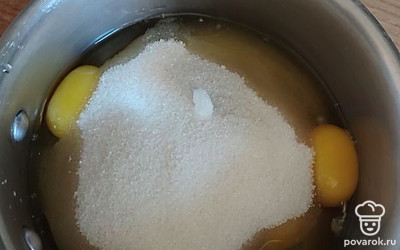 Яйца взбиваем с сахаром.