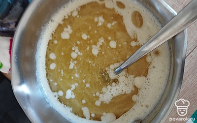 Добавляем растительное масло и снова взбиваем. Засыпаем разрыхлитель. Можно щепоточку соли еще добавить.