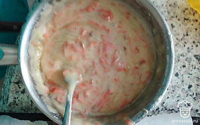 Высыпаем муку, добавляем тертую морковь и сушеный тертый сельдерей.