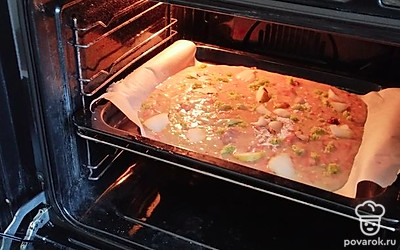 Отправляем в духовку на 30 минут под 180 градусов. Готовность проверяем зубочисткой.