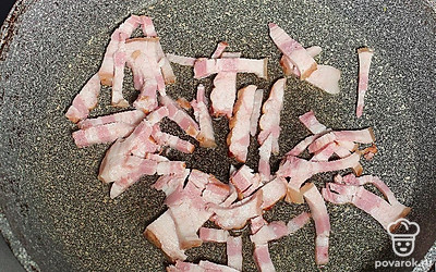 Обжарьте на сковороде 2 минуты. Уберите в сторону.