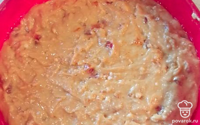 Смешать все ингредиенты с растительным маслом и мукой, выложить в форму. 