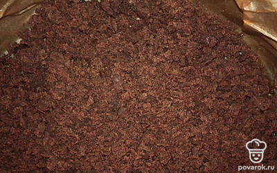 Для теста: 
1) Просеиваем муку, добавляем щепотку соли, разрыхлитель, сахар, какао. 
2) Тщательно перемешиваем. Выкладываем сливочное масло, нарезанное кубиками, и растираем руками в крошку. 
3) Добавляем одно куриное яйцо, перемешиваем и собираем тесто в устойчивый шар (не месим, а собираем). Если не получается соединить тесто, добавляем немного холодной воды. 
4) Кладем в полиэтиленовый пакет и отправляем в морозилку на 1 час.
5) Через 1 час достаем из морозилки и натираем на крупной терке (чуть больше половины шарика), выкладываем в форму 20-22 сантиметра. Обязательно нужно выложить пергамент на дно и бока формы. Это будет первый слой.