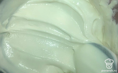 Начинка (творожный слой):
1) К двум пачкам пастообразного творога (400 грамм) добавляем одно яйцо, ванильный сахар (10 грамм), сахар (100 грамм), крахмал (1 столовая ложка).
2) Перемешиваем ложкой. Если творог зернистый — пробиваем в блендере для однородной консистенции.