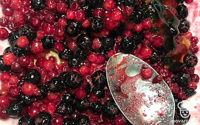 Начинка (ягодный слой):
1) Берем замороженные ягоды (200 грамм). Подойдут любые ягоды, но лучше всего микс. Можно использовать черную смородину, красную смородину, малину, ежевику, рябину, вишню, клубнику.
2) Размораживаем и добавляем крахмал (1 чайная ложка). Перемешиваем.
3) На водяной бане растапливаем получившуюся смесь.
4) В конце можно добавить мед (2 столовые ложки) по желанию, он даст свой характерный приятный и сладкий привкус ягодам (особенно рекомендуется добавлять мед к кислым ягодам).