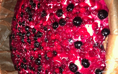 Собираем пирог.
1) Первый слой — натертое на крупной терке тесто. 
2) Второй слой — творожная начинка.
3) Третий слой — ягодная начинка.
4) Последний слой — остатки теста, которые мы также натираем.