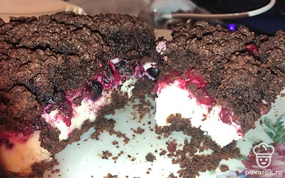 Готовый пирог можно посыпать сахарной пудрой и подать с кусочком ванильного шарика мороженого.