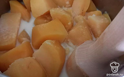 Тем временем почистить и отварить картошку. Сделать пюре на молоке.