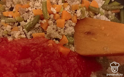 В почти готовые овощи с фаршем добавить домашнее лечо или томатную пасту. Перемешать и подержать на огне пять минут.