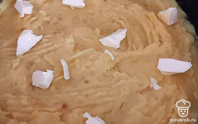 Сверху на фарш выложить пюре. Смазать кусочками сливочного масла и поставить в разогретую до 160 градусов духовку на 20 минут.