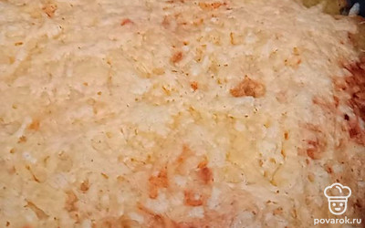 Пастуший пирог сверху обсыпать тертым сыром. Запечь при верхнем прогреве на 220 градусах еще 5-10 минут, до корочки.