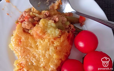 Блюдо можно украсить зеленью и свежими овощами.