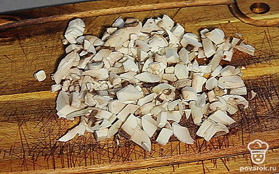 Грибы нарежьте кубиком.