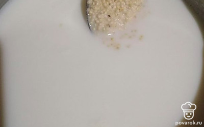 Сварить густую кашу из молока и пшена, добавить сахар и сливочное масло. В готовую остывшую кашу добавить яйцо и перемешать до однородной массы. 