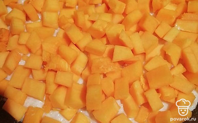 В смазанную маслом и посыпанную панировочных сухарями форму выложить слой пшенной каши, затем слой мелко нарезанной тыквы и сверху снова слой каши. Разровнять, смазать сметаной и запекать в духовке в течении 30 минут. 