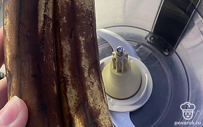 Очистите бананы и сделайте их них пюре.