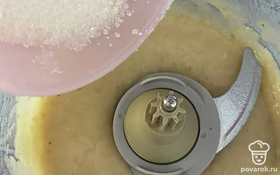 К нему добавьте сахар и яйца. Взбивайте несколько минут.