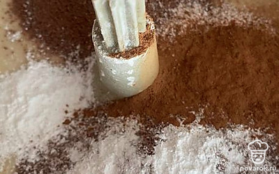 В полученную смесь добавьте все оставшиеся ингредиенты. Замесите тесто и вылейте его в форму. Отправьте ее в разогретую до 190 градусов духовку на 40 минут.