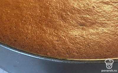 Пирог и так уже получился очень вкусным. Но я решила сделать его еще вкуснее, разрезав коржи пополам и сверху полив готовой карамелью. Приятного аппетита!