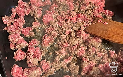 Фарш обжариваем на сковородке.