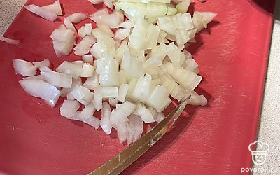 Лук мелко нарезаем.