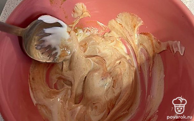 Делаем небольшое количество соуса из сметаны, горчицы и кетчупа.