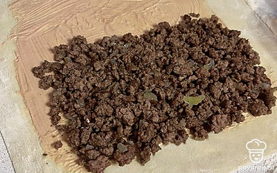 Поверх соуса выкладываем обжаренный фарш с луком.