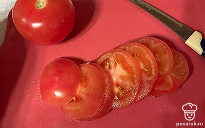 Нарезаем кружочками помидоры.