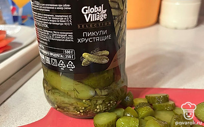 Огурчики тоже нарезаем кружочками.