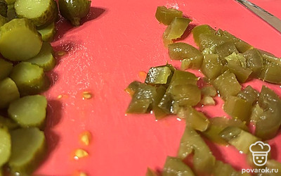 Халапеньо нарезаем мелко.