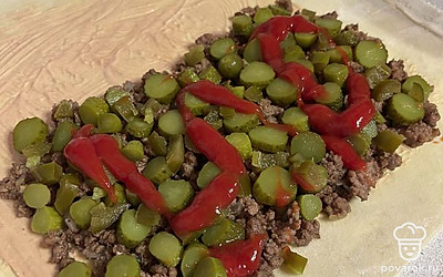 Огурцы и перец халапеньо выкладываем поверх фарша. Немного смазываем кетчупом.