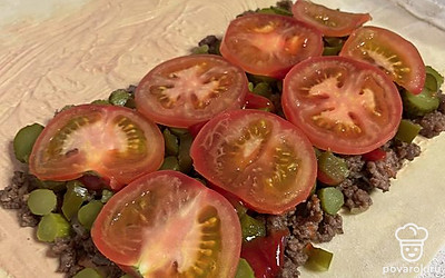 Затем выкладываем помидоры.