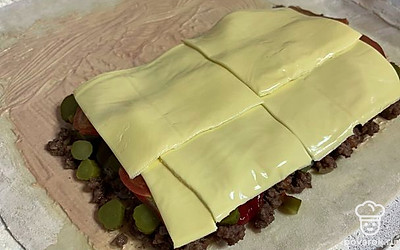 Поверх помидоров укладываем сыр.